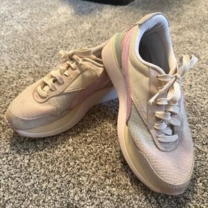 Puma girls pastel sneakers tennis shoes sz 5 lace up athletic running foot wear